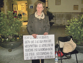 Josefa en huelga de hambre delante del Ayuntamiento de Vilafranca