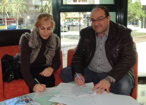 Doña Delfina Pérez, presidenta de la Fundación Autismo Diario y Don José Ramón Cuesta, presidente de Rastro Solidario, durante la firma del acuerdo