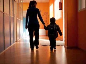 María Tudela acompaña a un niño, a la salida del tratamiento. M.T.