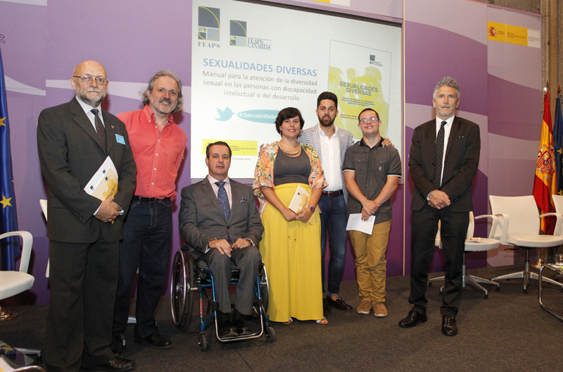 (En la imagen, de izda. a dcha. Javier Tamarit (Área de Calidad de Vida de FEAPS, Carlos de la Cruz (Asociación Sexualidad y Discapacidad), Ignacio Tremiño (Director General de Políticas de Apoyo a la Discapacidad), Noemí Parra (sexóloga, antropóloga y trabajadora social), Moisés Calvo (profesional de FEAPS Canarias), Héctor Santana (colaborador del proyecto) y Fernando Grande-Marlaska (Presidente de la Sala de lo Penal de la Audiencia Nacional).